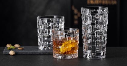 Der mit Whisky gefüllte NACHTMANN Bossa Nova SOF neben dem leeren Bossa Nova Longdrinkglas auf einer schwarzen Steinanrichte. Dahinter der leere Bossa Nova Becher.<br/>