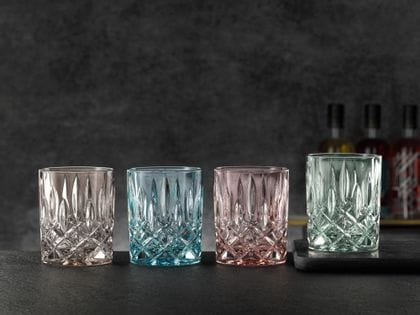 Les gobelets à whisky Noblesse de NACHTMANN dans les couleurs fraîches taupe, aqua, rosé et menthe en rangée.<br/>