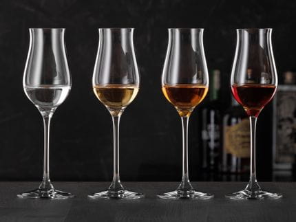 Quatre verres à digestif SPIEGELAU, remplis de différents alcools.<br/>