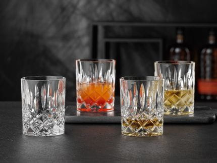 Verres NACHTMANN Noblesse, dont l'un est rempli de Whisky. Deux sont remplis de boissons sur glace et un est vide.<br/>