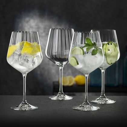Quatre verres à Gin et Tonic NACHTMANN, trois d'entre eux remplis de différents cocktails à base de gin, l'un d'entre eux étant vide.<br/>