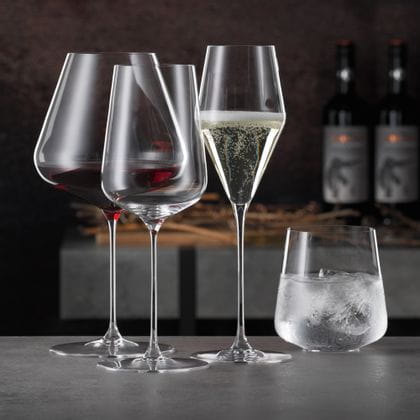 Le SPIEGELAU Définition Le verre à Bourgogne rempli de vin rouge, le verre à Champagne rempli, le verre à vin blanc vide et le gobelet rempli d'eau et de glaçons.<br/>