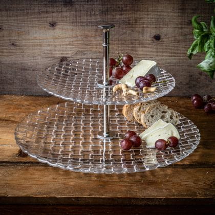Das NACHTMANN Bossa Nova Kristalltablett mit Weintrauben, Käse, Nüssen und Brotscheiben darauf.<br/>