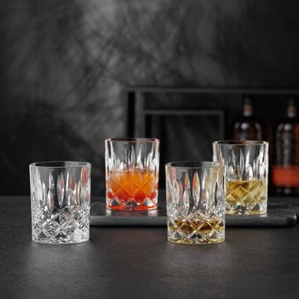 NACHTMANN Noblesse Gläser, eines davon mit Whisky gefüllt. Zwei sind mit Getränken mit Eis gefüllt und einer ist leer.<br/>